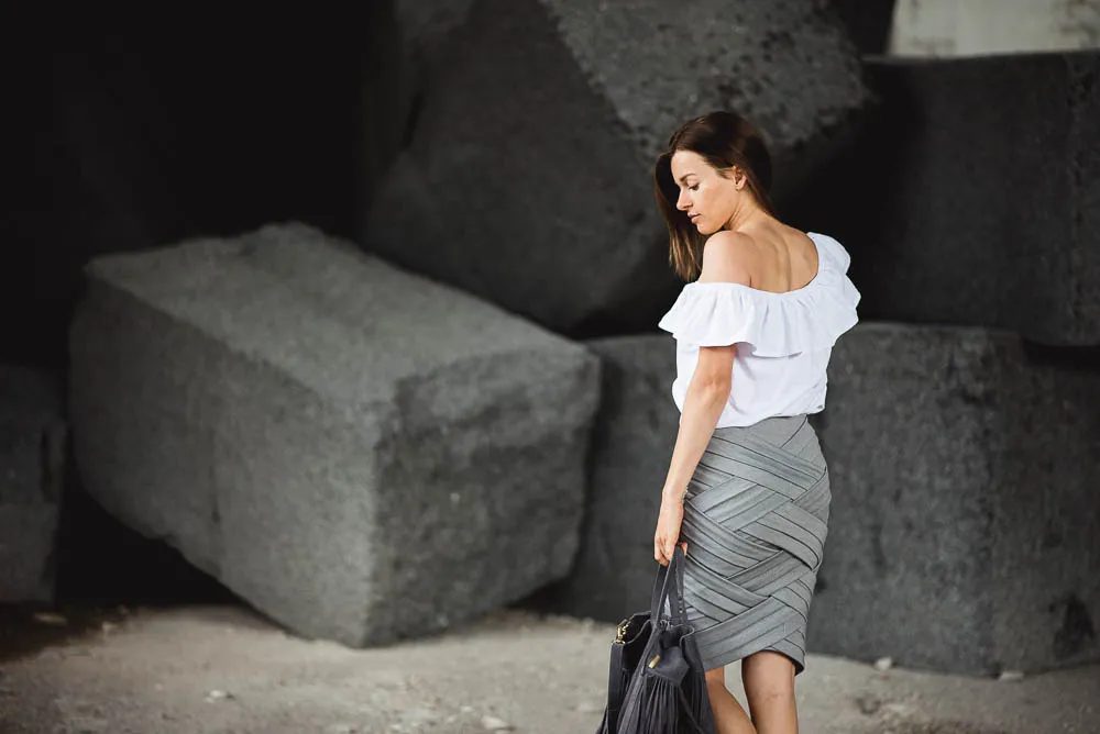 Stylizacje szara sp&oacute;dnica klasyczne kolory