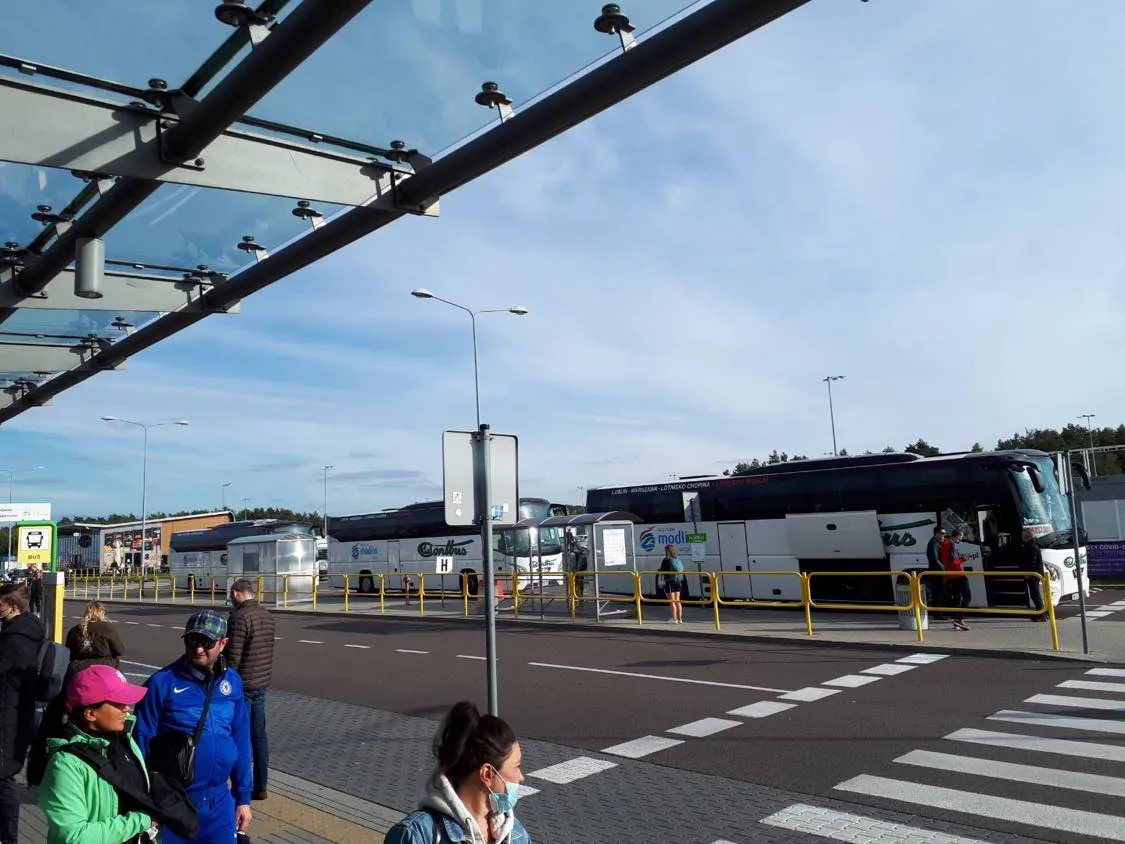 Przystanek autobusowy lotnisko Modlin przed terminalem