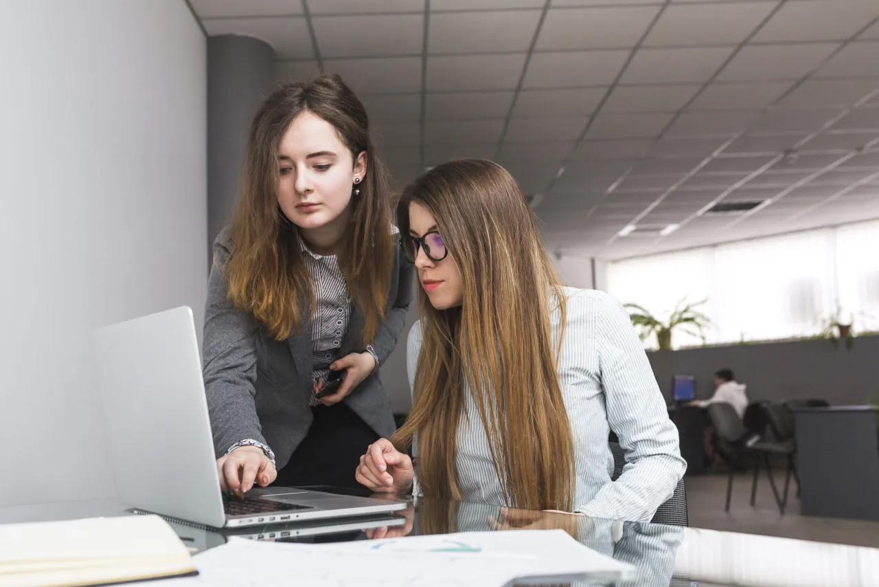 młodzi ludzie pracujący na laptopach, studenci praca