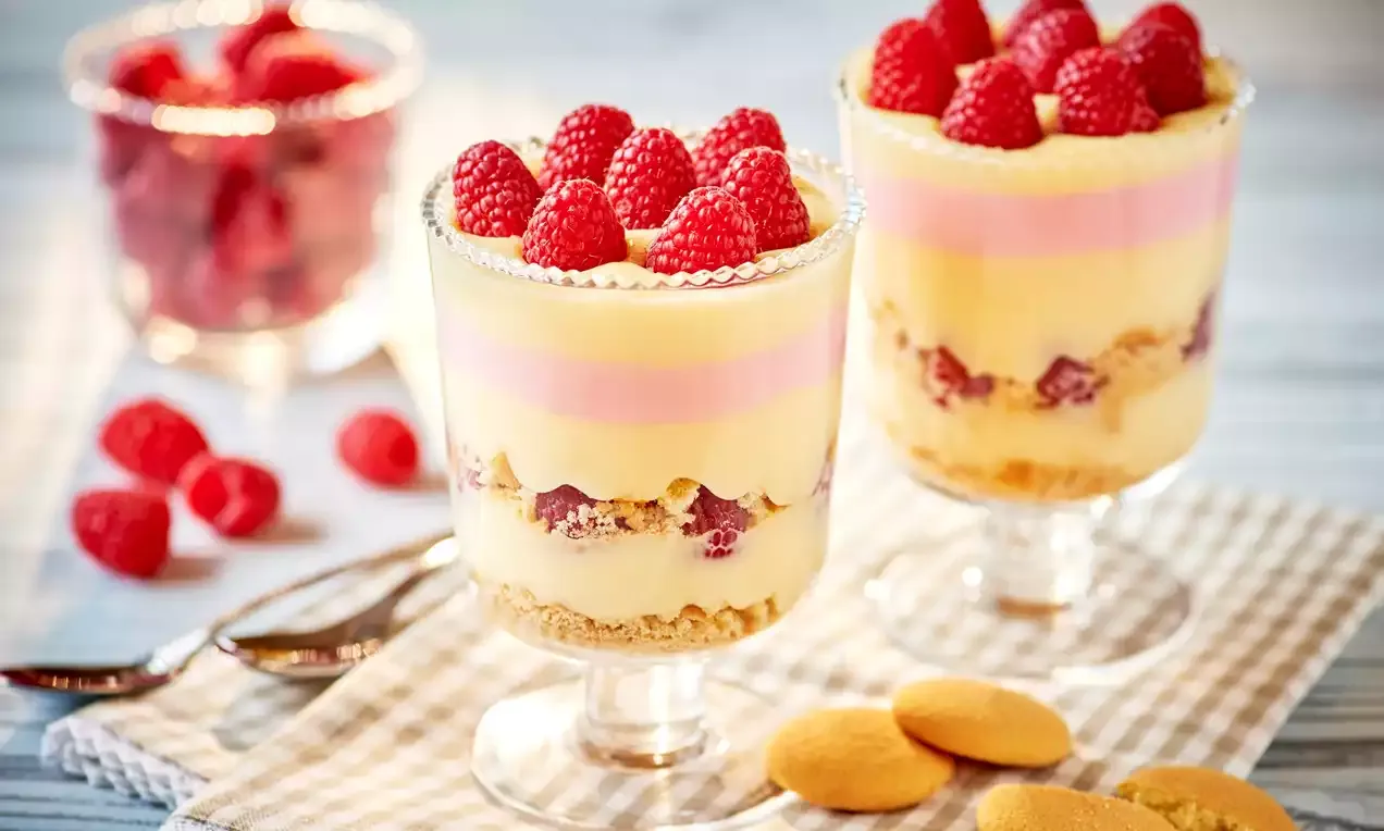 desery z biszkopt&oacute;w w pucharkach