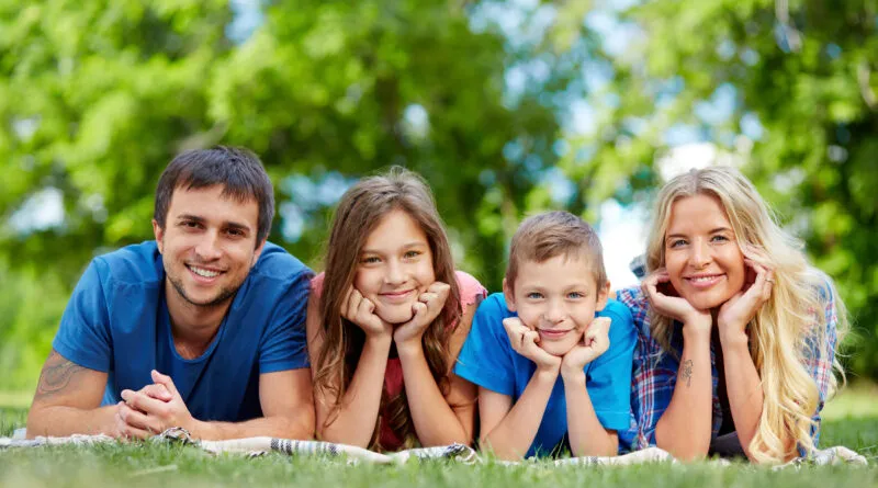 rodzina z dziećmi uśmiechnięta
