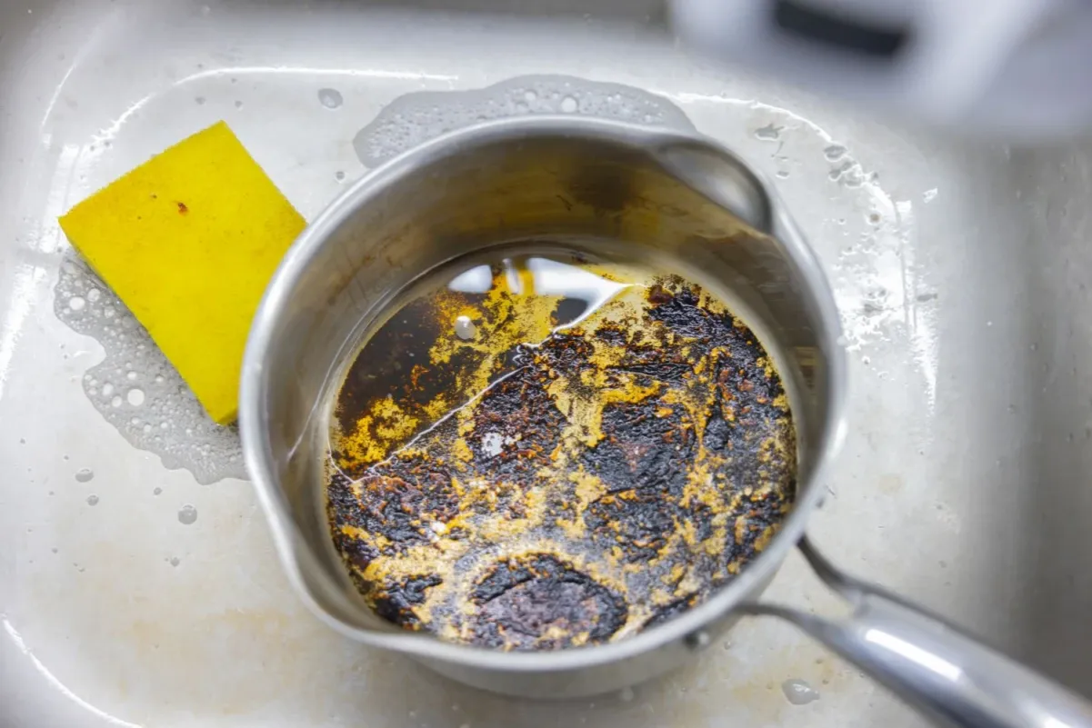 Domowe sposoby czyszczenia przypalonego garnka emaliowanego