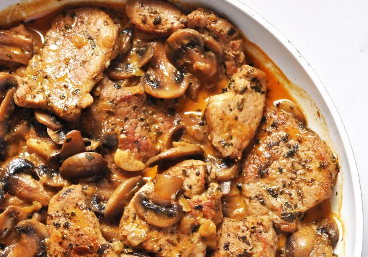 Soczysta polędwiczka w sosie grzybowym &ndash; idealny pomysł, jak zrobić poledwiczke na obiad. Danie wygląda apetycznie i aromatycznie.