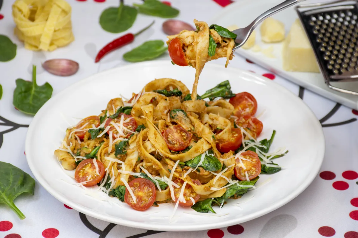 Dania z czerwonym pesto