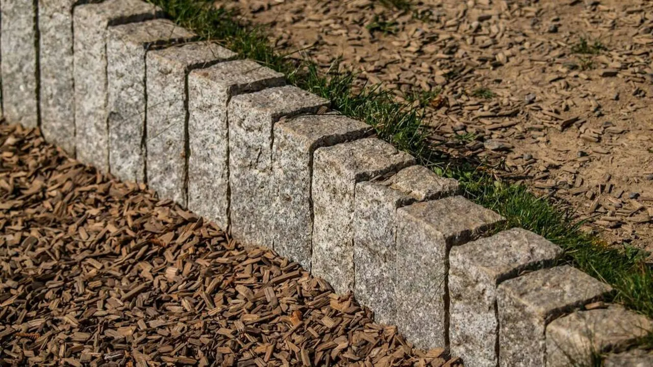 Kamienne krawężniki to świetny pomysł, z czego zrobić palisadę ogrodową. Wyglądają naturalnie i trwale.