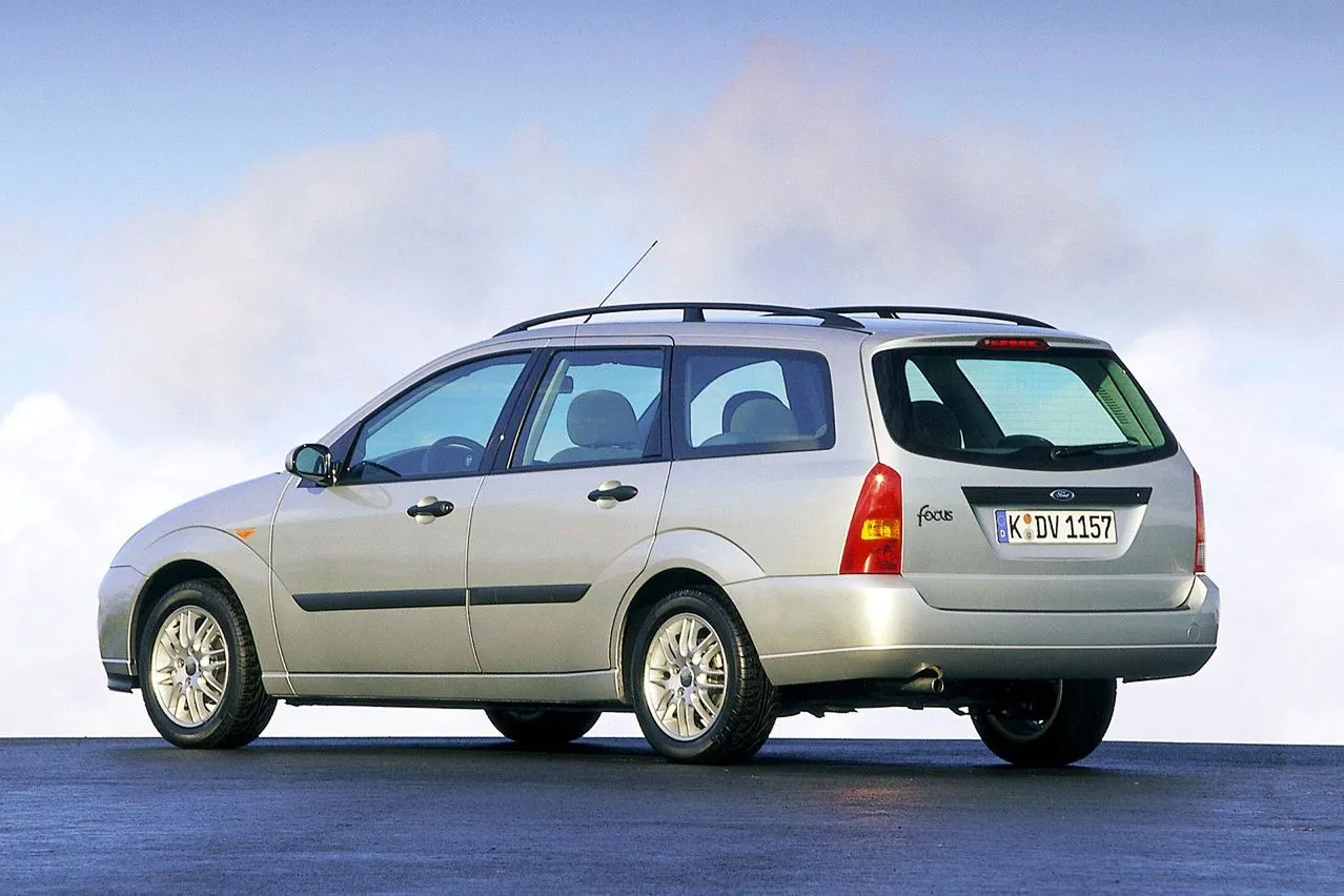 Ford Focus MK1 hatchback kombi sedan
