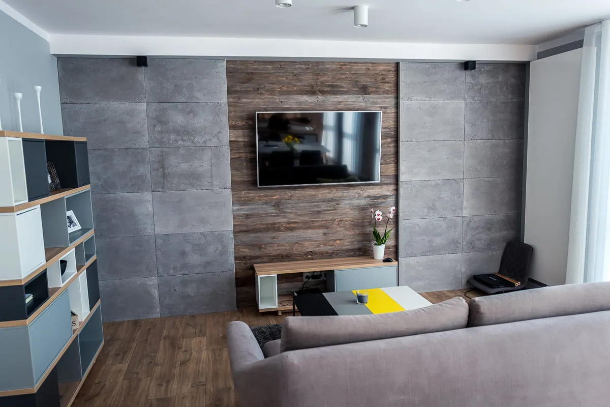 Ściana z cegły lub betonu architektonicznego w salonie