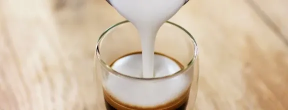 R&oacute;żne rodzaje mleka do spieniania