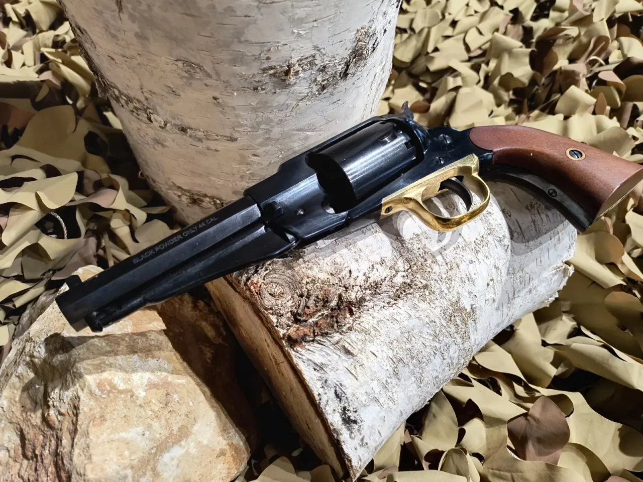 Rewolwer czarnoprochowy .44 kal. leży na pniu brzozy. Czy myśliwy może kupić czarny proch?