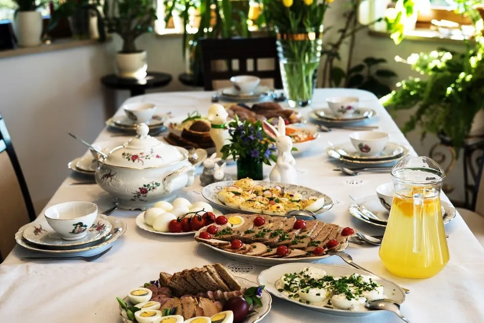 tradycyjny obiad wielkanocny stół