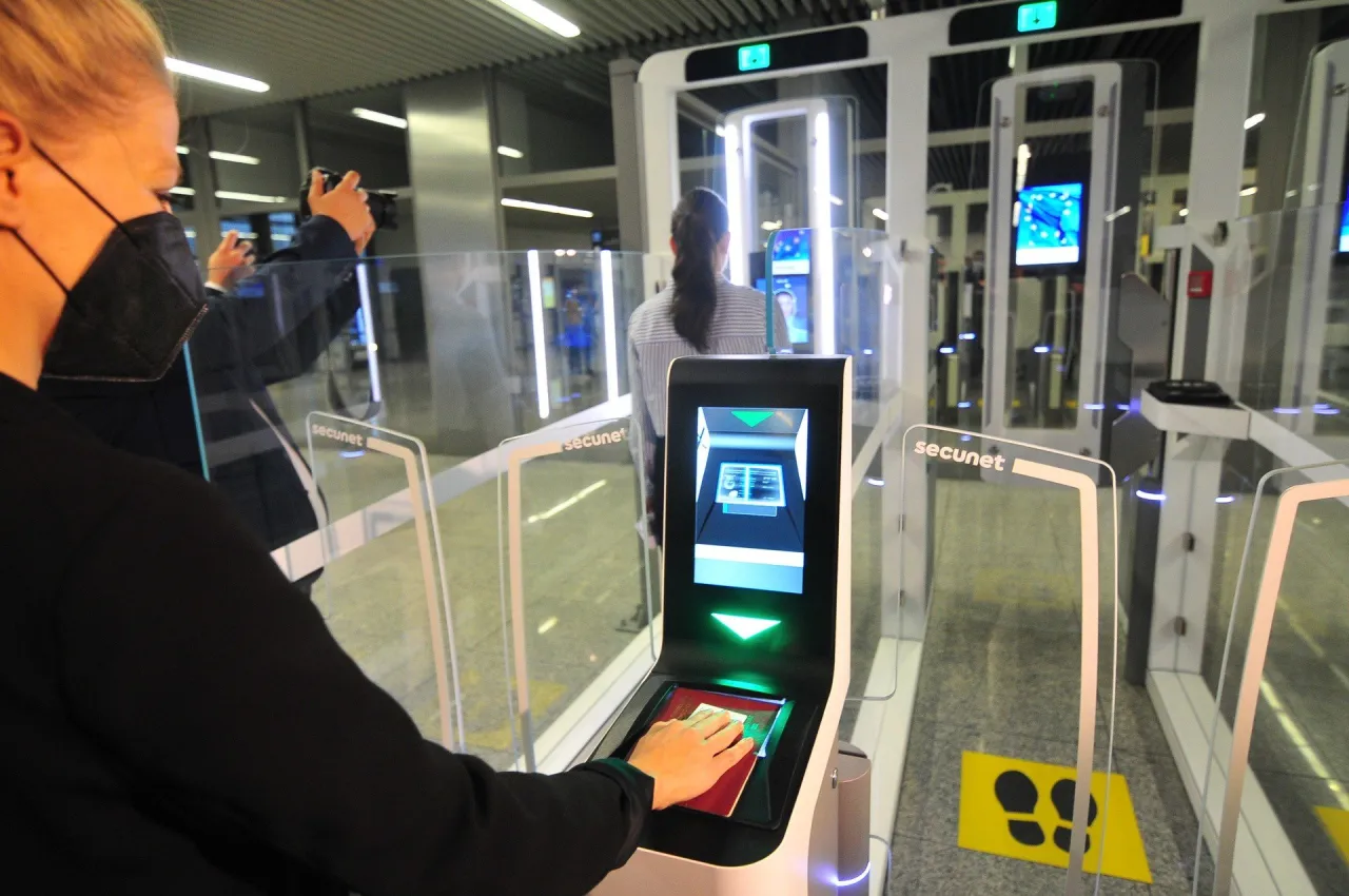 Bramki na lotnisku Secunet wykrywają pasażer&oacute;w, skanując ich dokumenty i twarze.