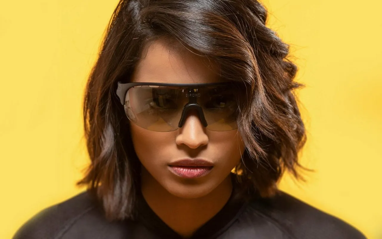 soczewki fotochromowe przed i po przyciemnieniu