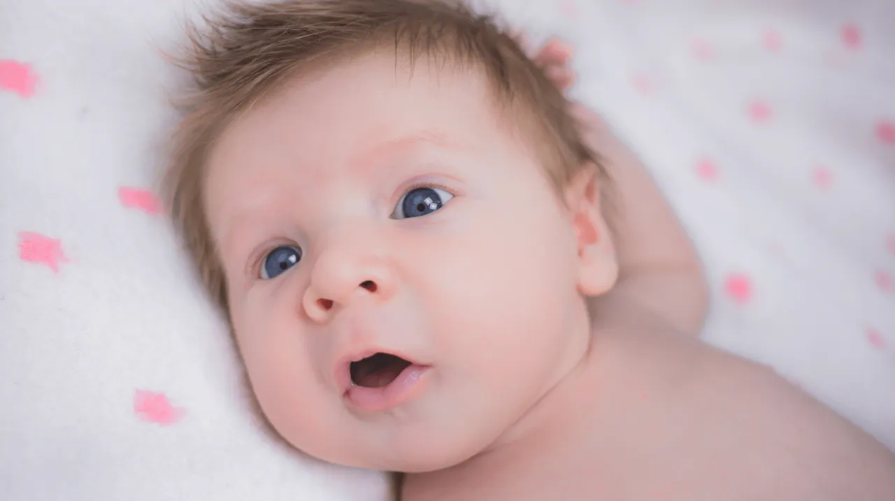 Niemowlę skupiające wzrok na zabawce, 5 tygodni