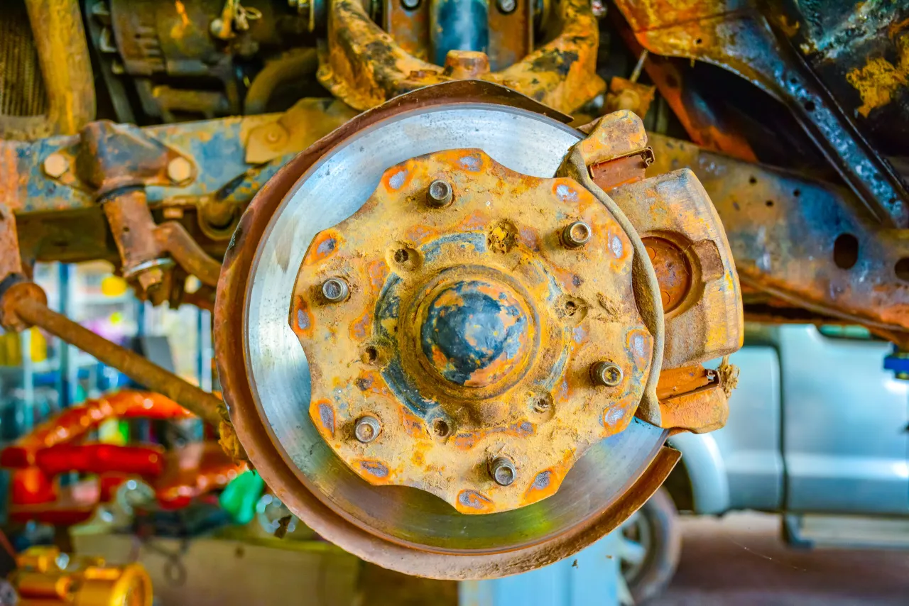 profesjonalne usuwanie rdzy z podwozia samochodu