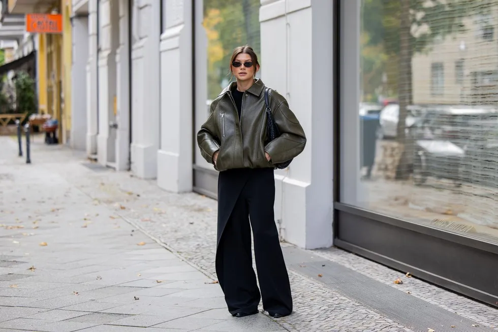 czarna bluzka spodnie wide leg stylizacje