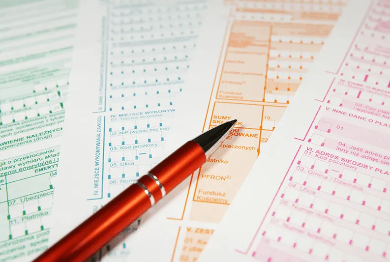 Formularze ZUS i długopis