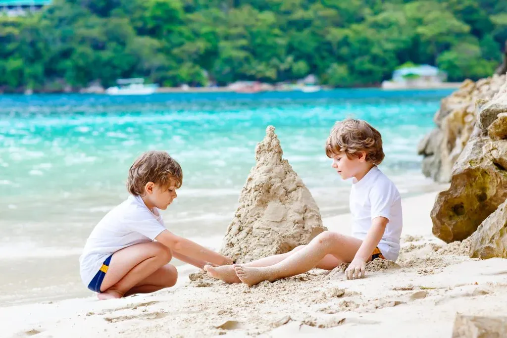 dzieci bawiące się na plaży, budowanie zamków z piasku, atrakcje dla przedszkolaków nad morzem