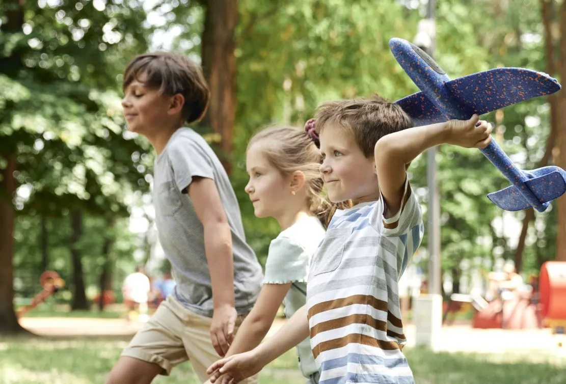 rodzina organizująca zawody sportowe w ogrodzie