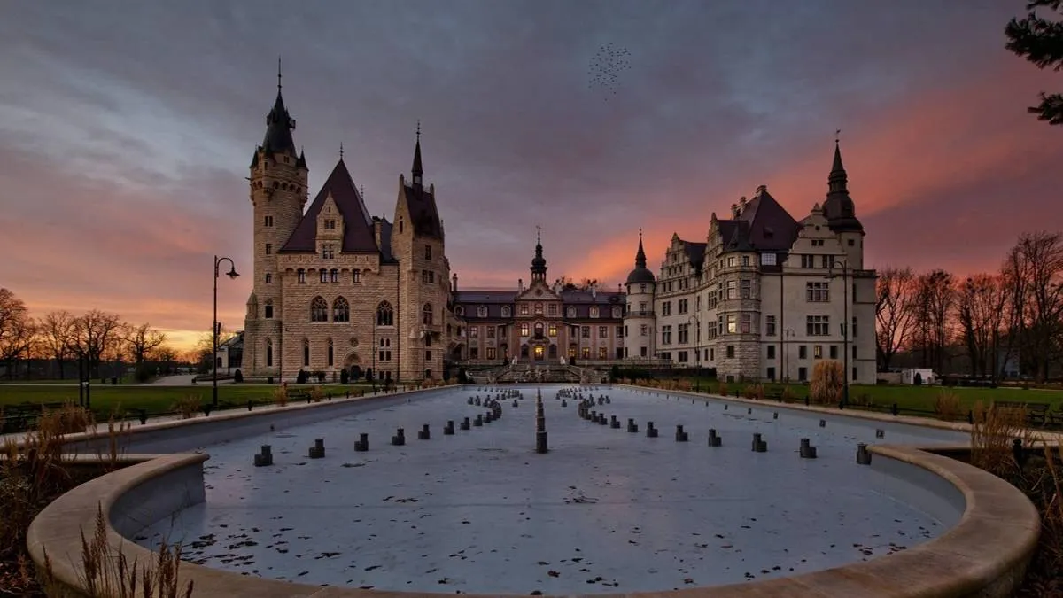 Zamek w Mosznej z dziećmi bajkowa sceneria