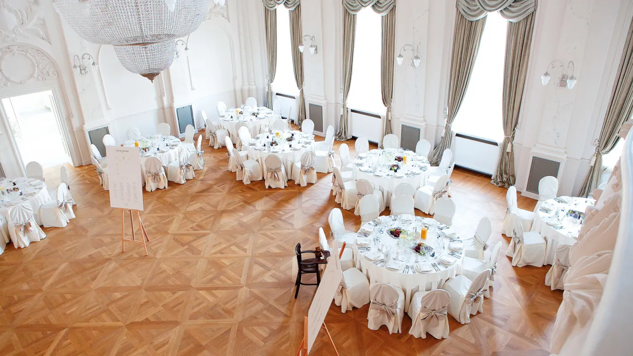 Sala weselna przygotowana na przyjęcie, nakryte stoły