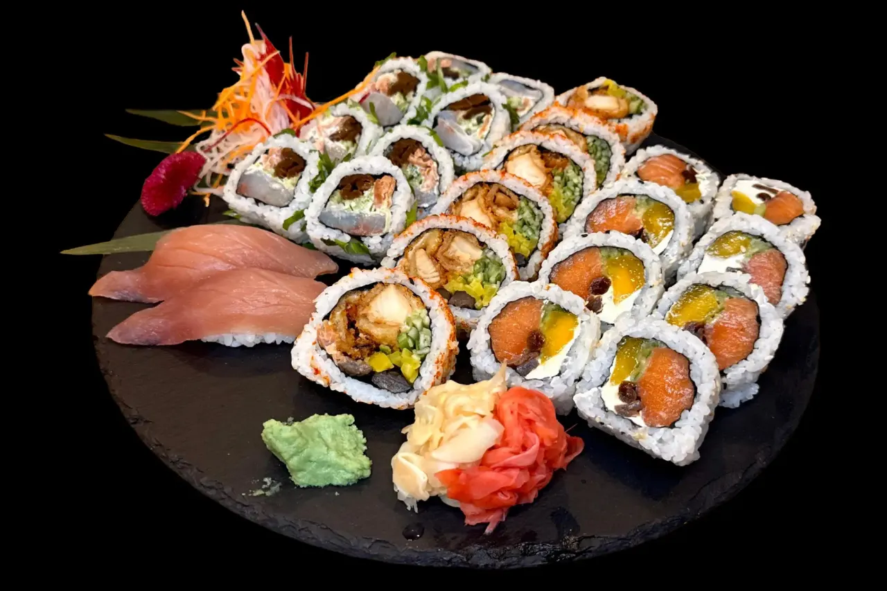 Talerz sushi z r&oacute;żnymi rolkami i nigiri. Idealna porcja, by ocenić, ile sztuk sushi na osobę zaspokoi apetyt.