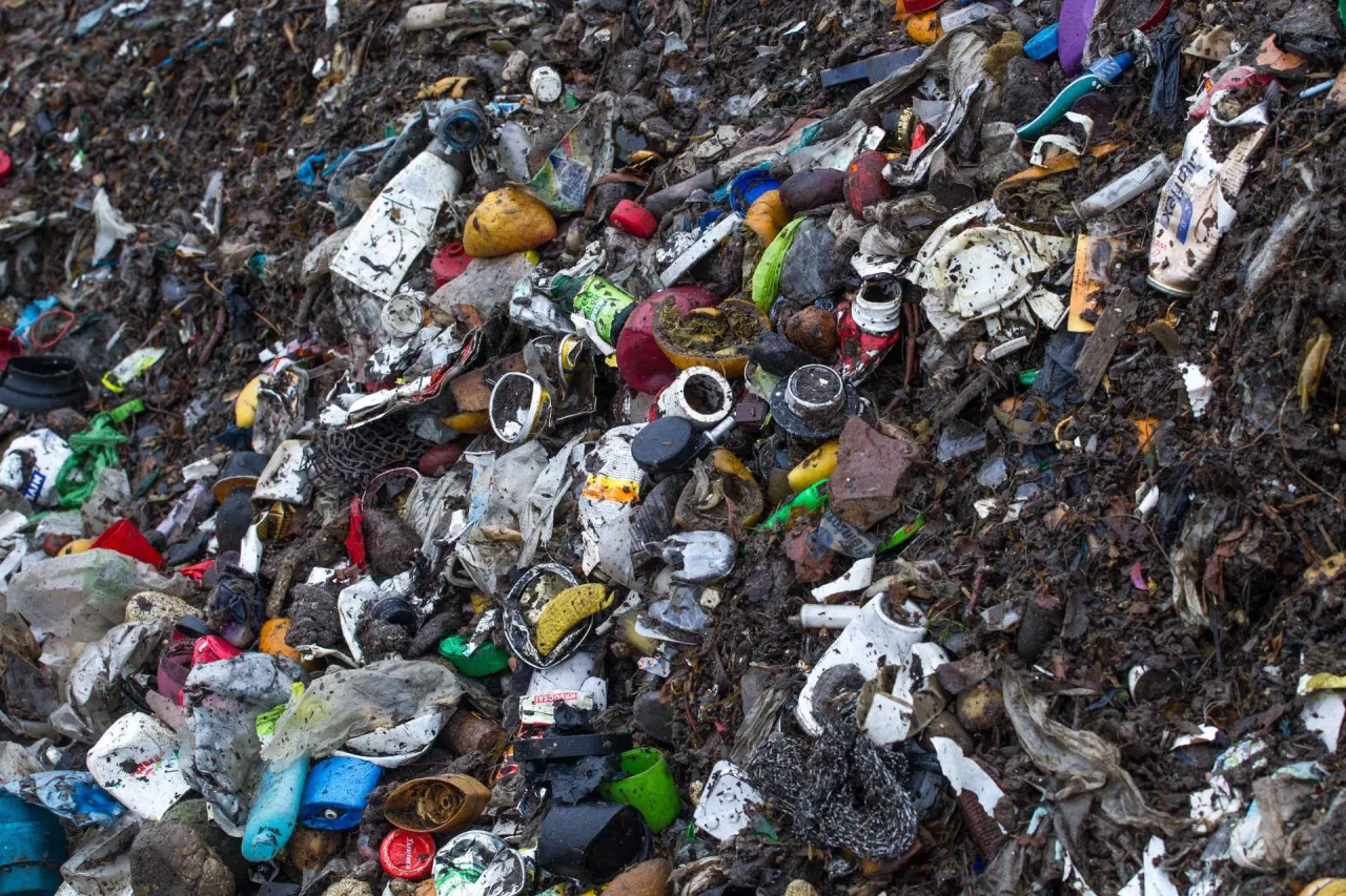 G&oacute;ra śmieci: plastikowe butelki, puszki, resztki jedzenia. Zastanawiasz się, ile kosztuje tona śmieci na wysypisku?