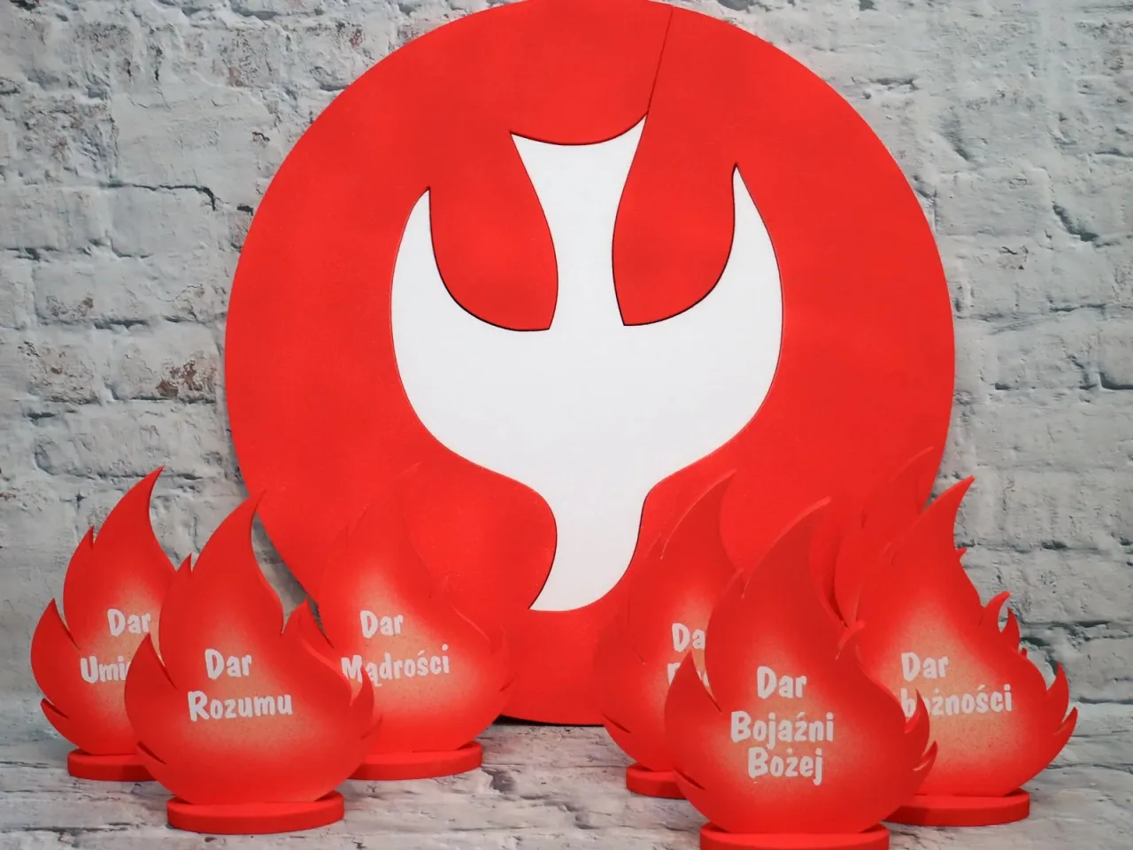 symbole dar&oacute;w Ducha Świętego, gołębica, ogień bierzmowanie