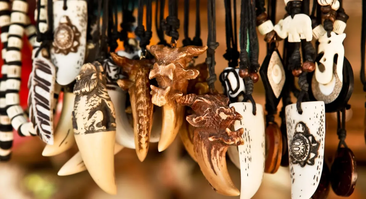 Naszyjniki z kości i zębów zwierząt, w tym z motywami żółwia i słonia. Idealne pamiątki, które warto kupić w Tajlandii.