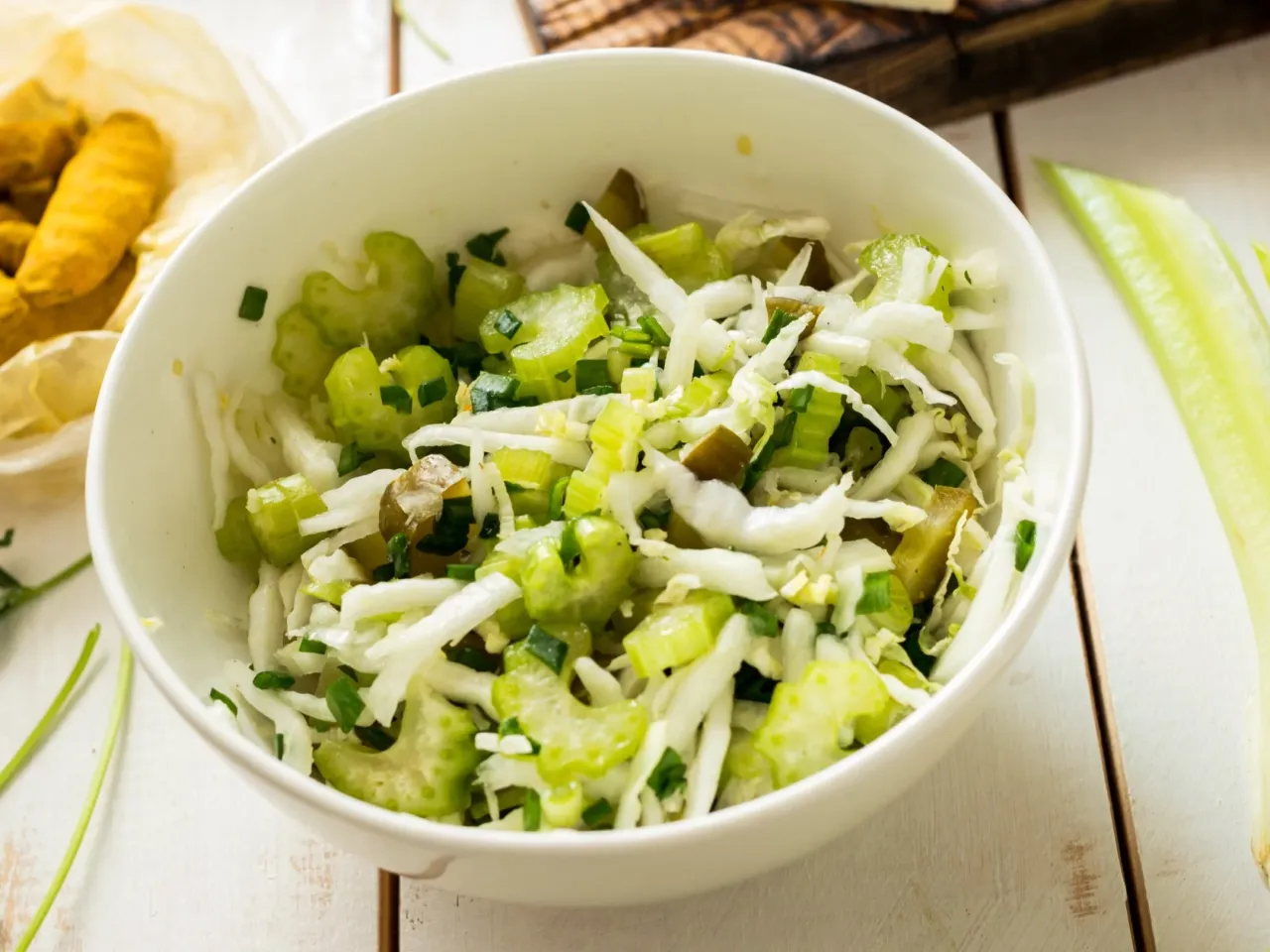 gotowa sur&oacute;wka z selera na talerzu