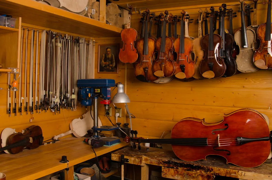 lutnik tworzący smyczek do skrzypiec warsztat