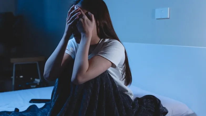 Osoba bojąca się w ciemnym pokoju