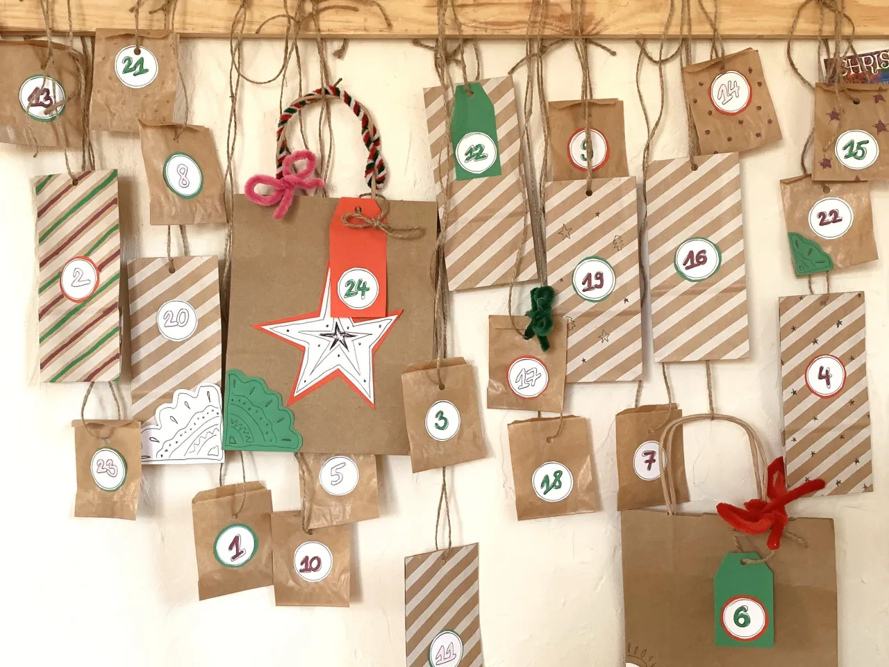 Jak zrobić kalendarz adwentowy z kartonu? Worek z numerem 24, ozdobiony gwiazdą, to serce tego DIY projektu.
