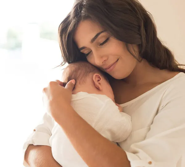 rodzic tulący niemowlę bliskość wsparcie