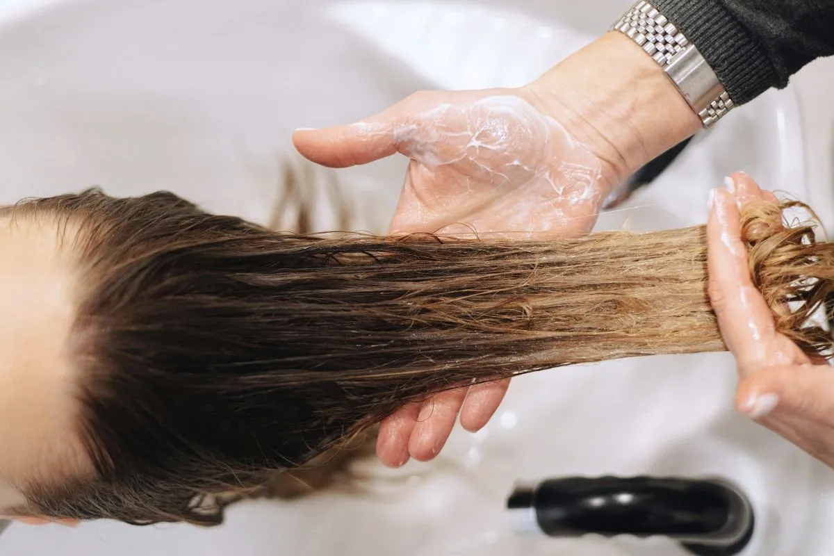 fryzjer wykonujący botoks na włosy