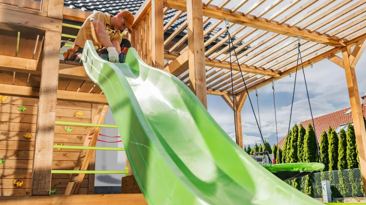 r&oacute;żne rodzaje drewna na plac zabaw