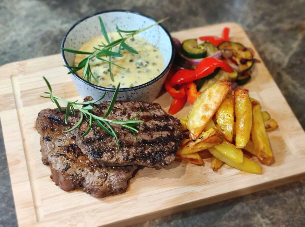 stek z frytkami francuski