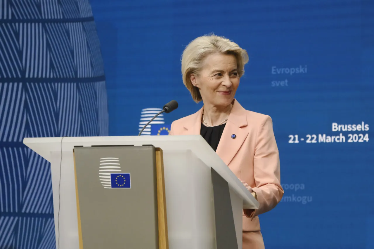 Ursula von der Leyen, kt&oacute;ra zatwierdziła zielony ład, przemawia w Brukseli.