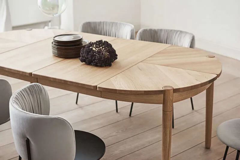 st&oacute;ł rozkładany w małym salonie