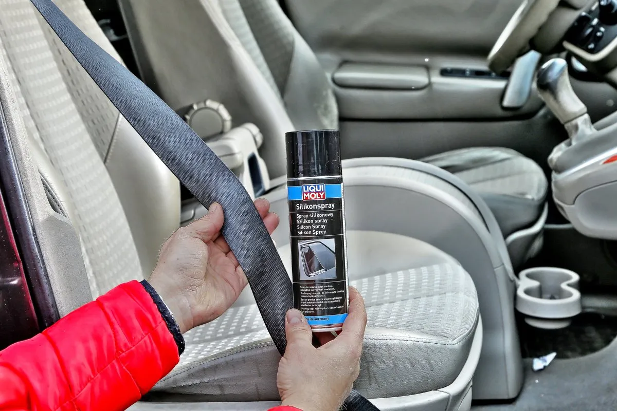 smar silikonowy w sprayu do pas&oacute;w bezpieczeństwa