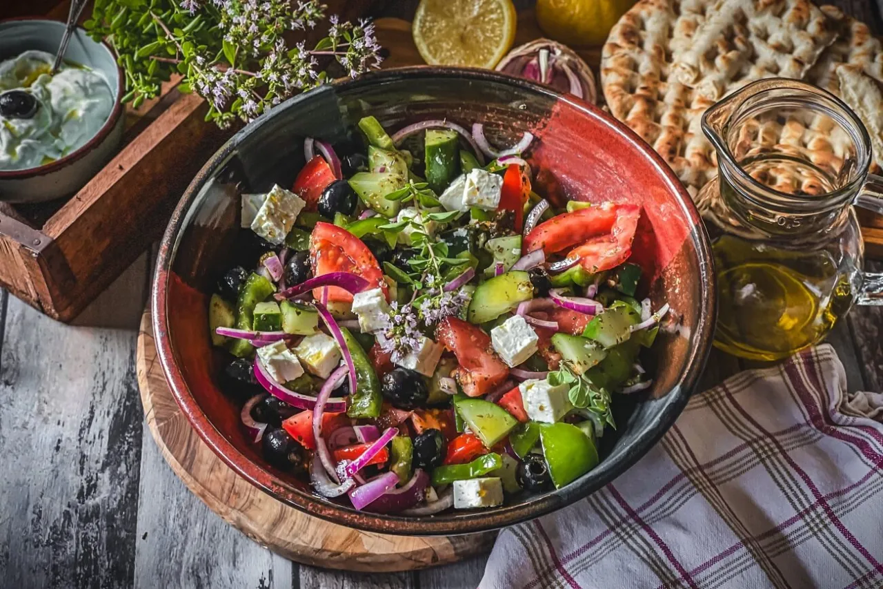 Frisches Gemüse für Bauernsalat Tomaten Gurken Paprika Zwiebeln