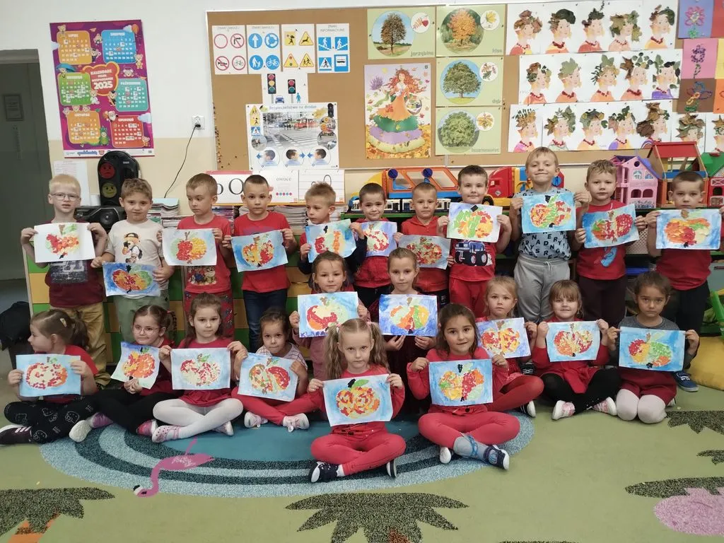 Lech i Marta Łabęccy, autorzy programu Jak to działa, dzieci na lekcji techniki