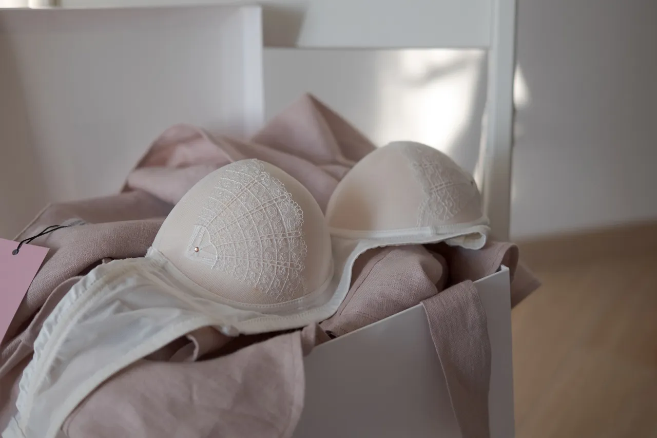 kobieta czytająca metkę prania biustonosza