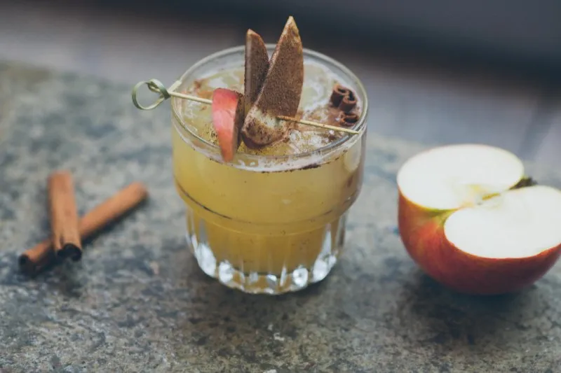 drink Szarlotka z adwokatem i cynamonem