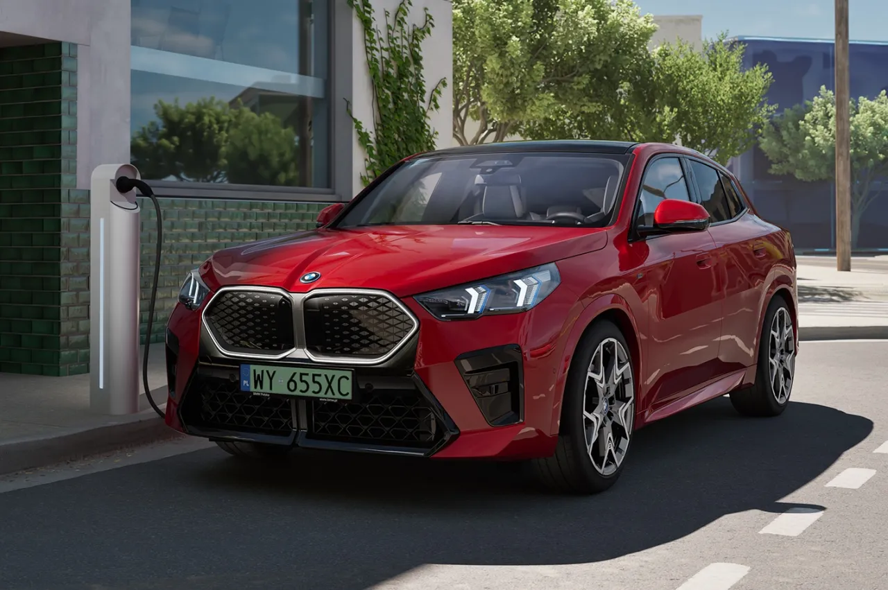 BMW X2 na parkingu miejskim