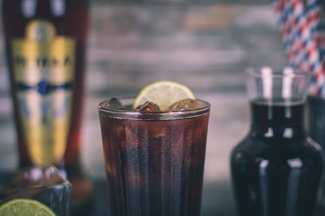 proste drinki z metaxą cola sprite sok pomarańczowy