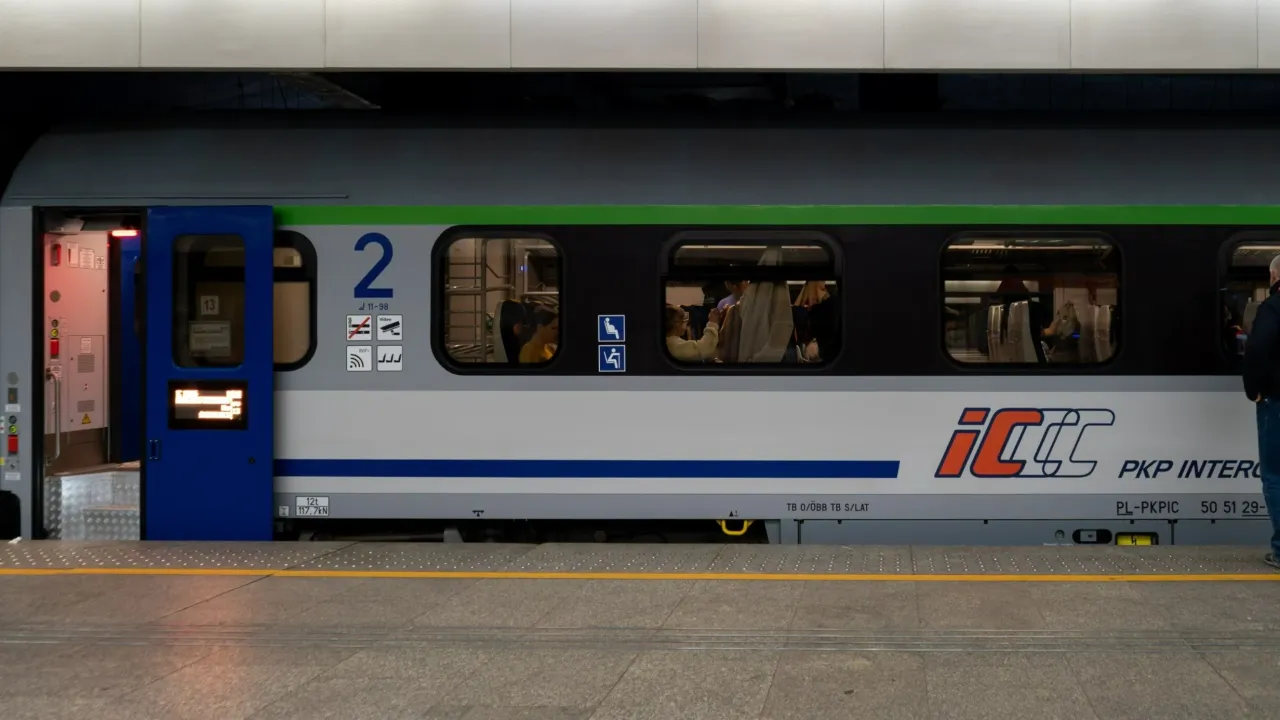 PKP Intercity: jak wyrobić kartę seniora? Pociąg IC z otwartymi drzwiami na peronie.