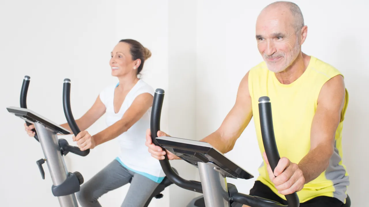 osoba na rowerze stacjonarnym rehabilitacyjnym