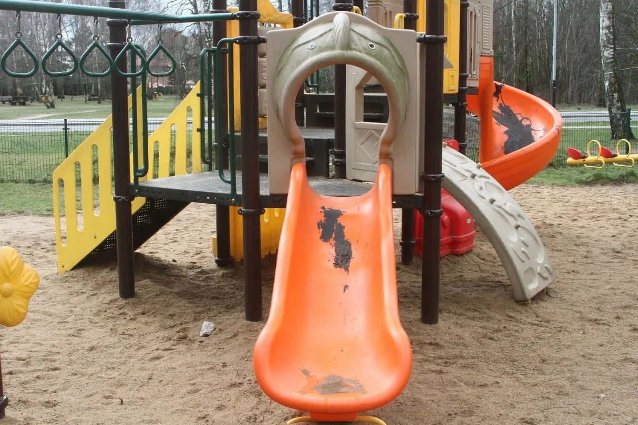 Zniszczony plac zabaw