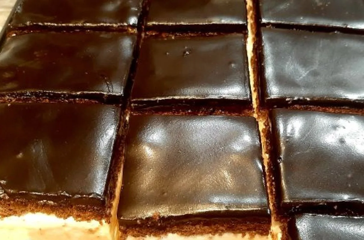 Składniki na polewę z kakao: kakao, masło, cukier puder, mleko