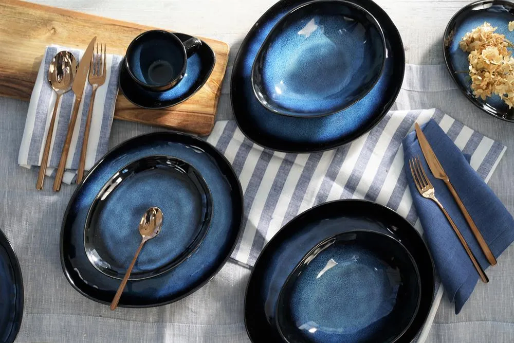 modna zastawa stołowa ceramiczna nieregularne kształty